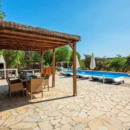 Mares: Piscina, Jardin, Barbacoa Y Gimnasio.