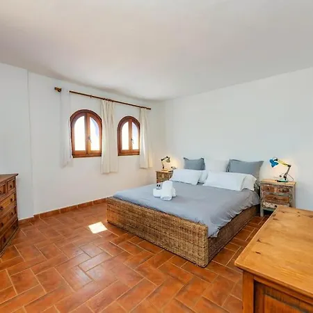 Mares: Piscina, Jardin, Barbacoa Y Gimnasio. * 圣埃乌拉利亚