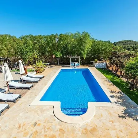 Mares: Piscina, Jardin, Barbacoa Y Gimnasio. * 圣埃乌拉利亚